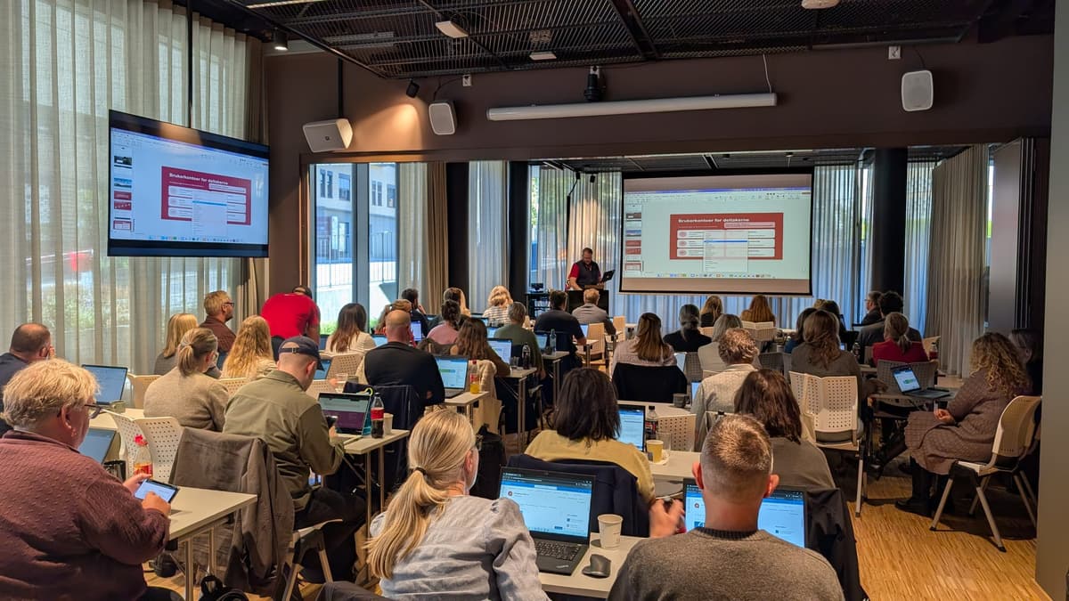 Deltakere utforsker KI-assistenter under den interaktive sesjonen