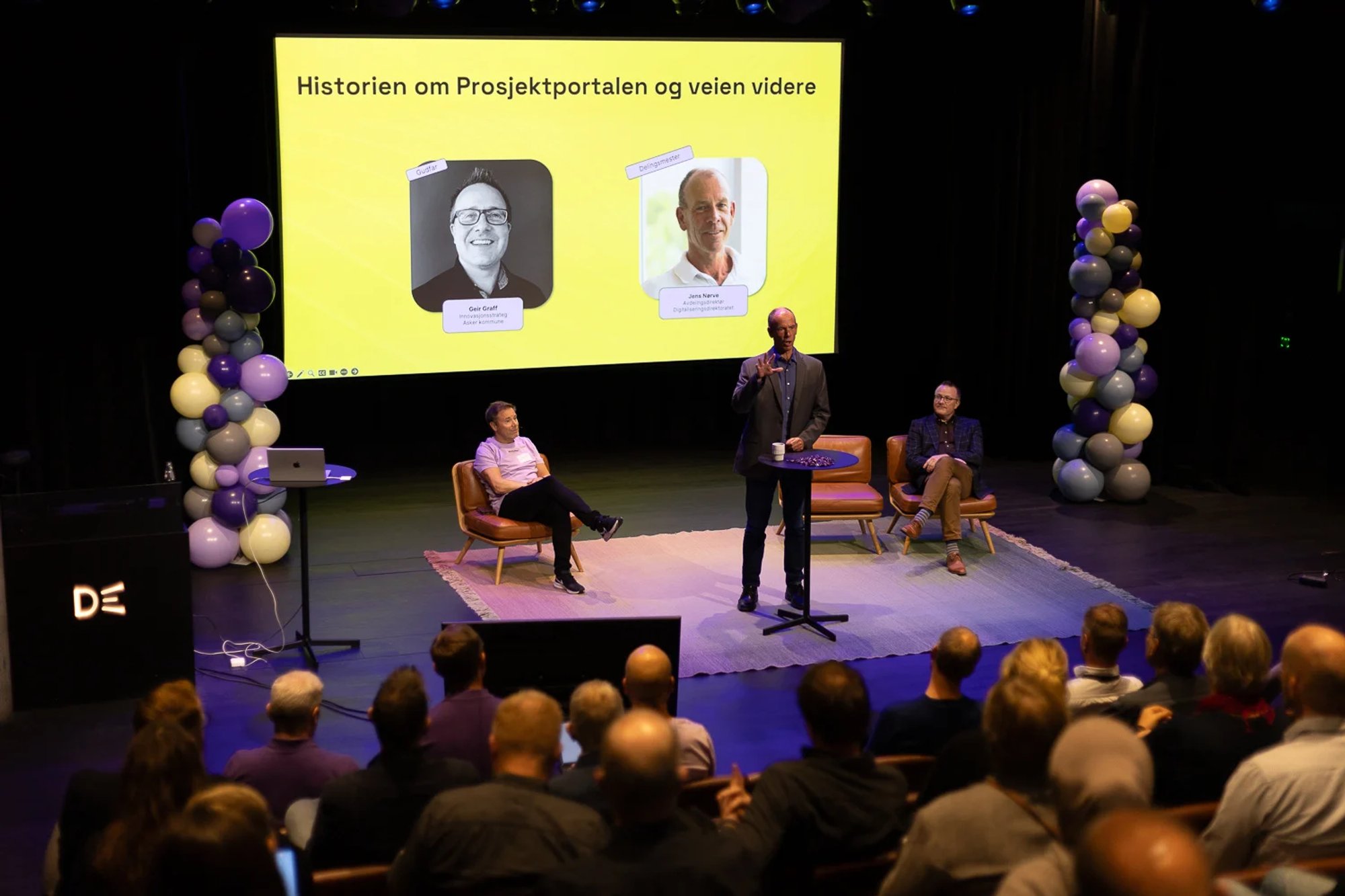 Det var en gang: Fra venstre: Steffen Norby (daglig leder), Jens Nørve (avdelingsdirektør i Digitaliseringsdirektoratet) og Geir Graff (innovasjonsstrateg og porteføljeleder i Asker kommune), på scenen under 10-årsfeiringen av Prosjektportalen. Foto: Sarah Hansen / Puzzlepart AS.