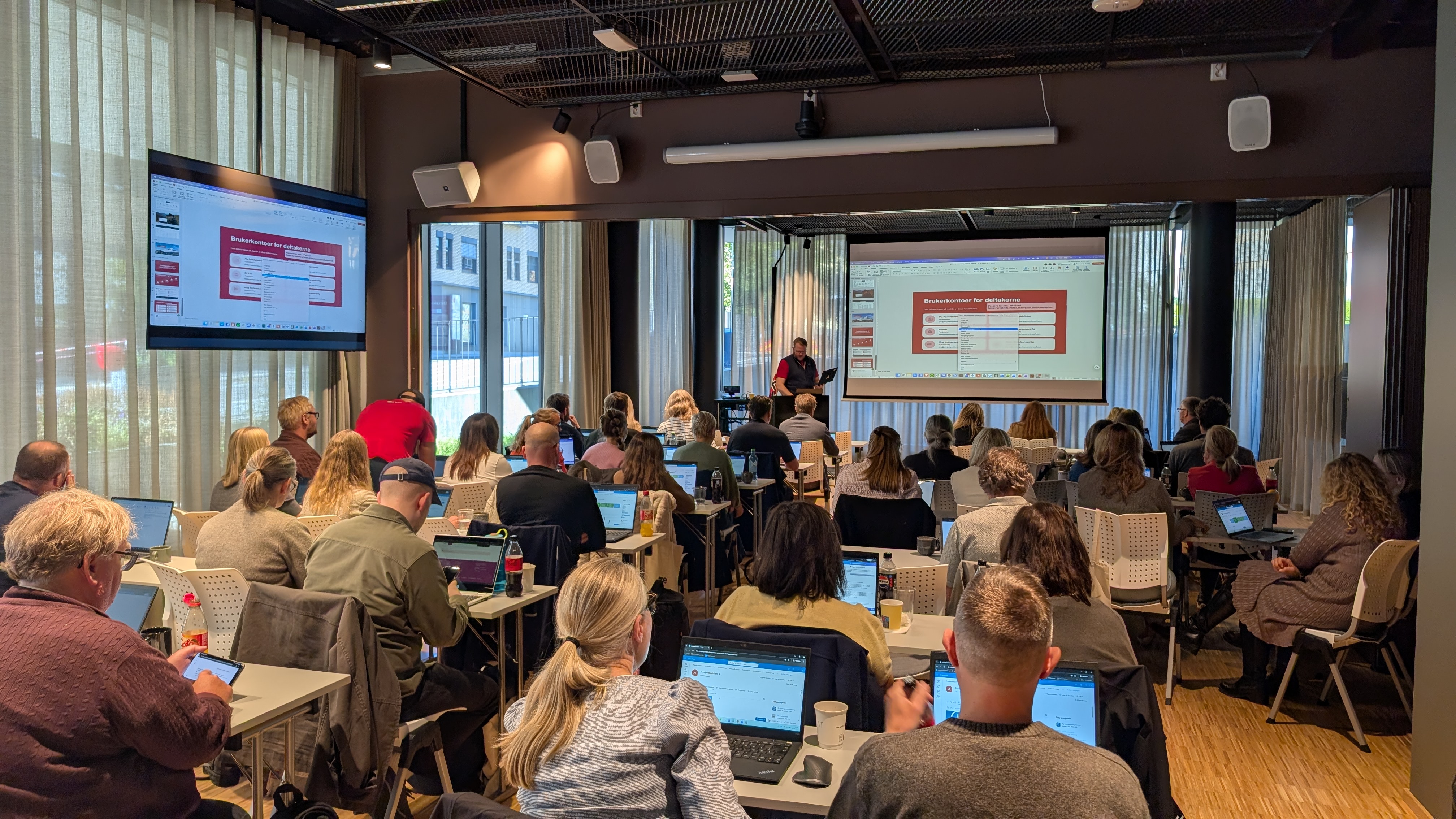 Deltakere utforsker KI-assistenter under den interaktive sesjonen